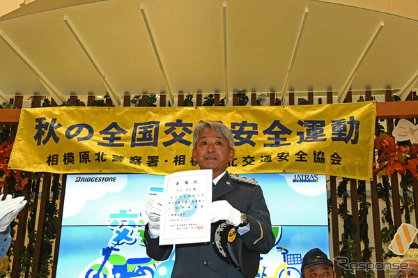 委嘱状を掲げる片山右京氏