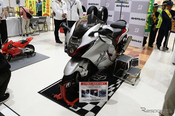 相模原北警察署が展示したスズキのスーパーバイク「隼（ハヤブサ）」