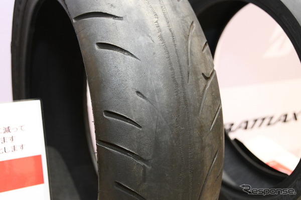 センター部分が摩耗し、限界に達しているバイク用のタイヤ