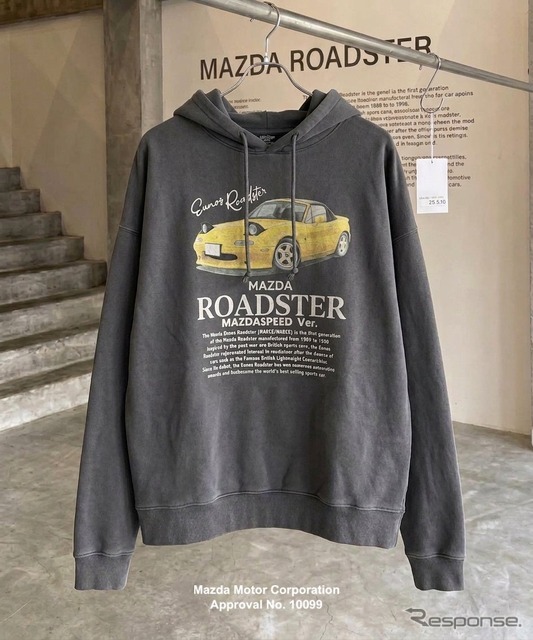 初代ロードスターのグラフィックの入ったヴィンテージライクなピグメント加工パーカー