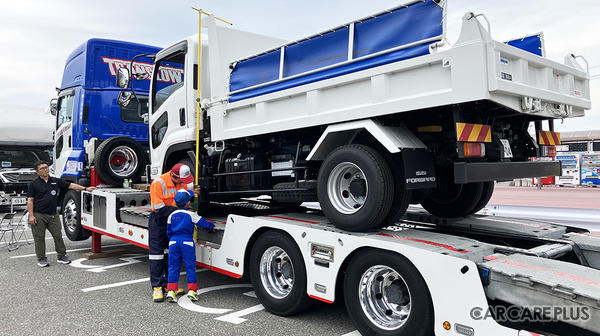 子どもたちが「当て板」で鈑金体験！ “本物”の道具や車両でチャレンジする姿にプロたちも熱視線…未来のクルマ社会を支える人材育成と、現場のプロの誇りを伝える二日間【ジュニアメカニック2026＠福岡】