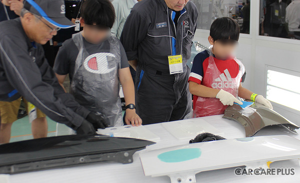 子どもたちが「当て板」で鈑金体験！ “本物”の道具や車両でチャレンジする姿にプロたちも熱視線…未来のクルマ社会を支える人材育成と、現場のプロの誇りを伝える二日間【ジュニアメカニック2026＠福岡】