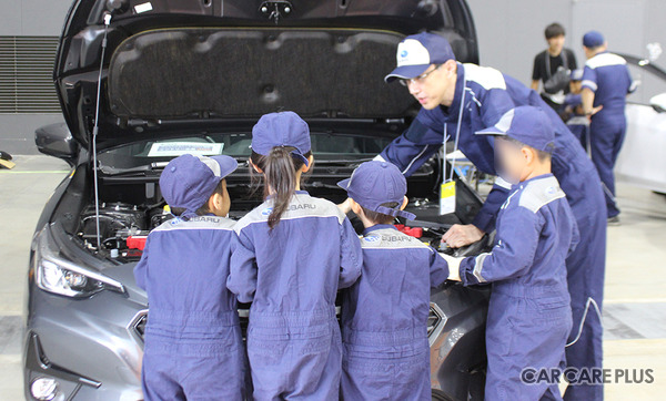 子どもたちが「当て板」で鈑金体験！ “本物”の道具や車両でチャレンジする姿にプロたちも熱視線…未来のクルマ社会を支える人材育成と、現場のプロの誇りを伝える二日間【ジュニアメカニック2026＠福岡】