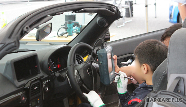 子どもたちが「当て板」で鈑金体験！ “本物”の道具や車両でチャレンジする姿にプロたちも熱視線…未来のクルマ社会を支える人材育成と、現場のプロの誇りを伝える二日間【ジュニアメカニック2026＠福岡】