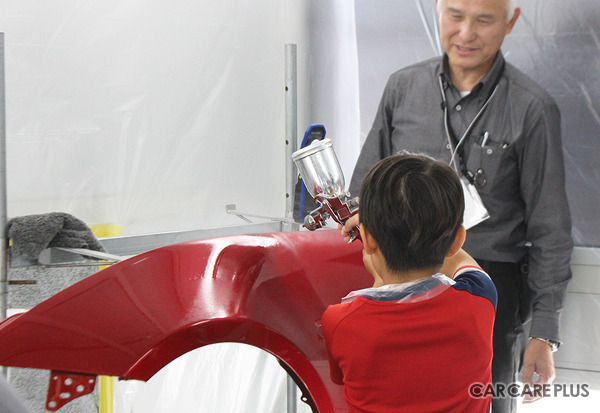 子どもたちが「当て板」で鈑金体験！ “本物”の道具や車両でチャレンジする姿にプロたちも熱視線…未来のクルマ社会を支える人材育成と、現場のプロの誇りを伝える二日間【ジュニアメカニック2026＠福岡】