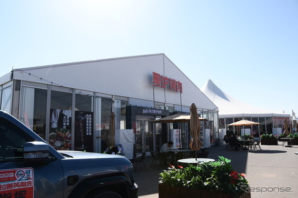 テント（パビリオン？）型の焼肉店。このサイズのお土産店や食堂が何軒か営業していた