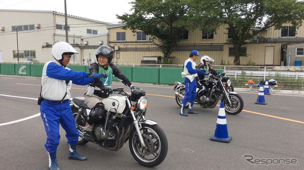 「リターンライダー」レーサー桂伸一がレインボー埼玉で二輪講習に挑戦
