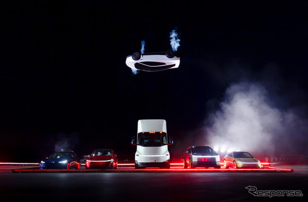 5台のテスラ車を、回転しながら飛び越えるテスラ ロードスター