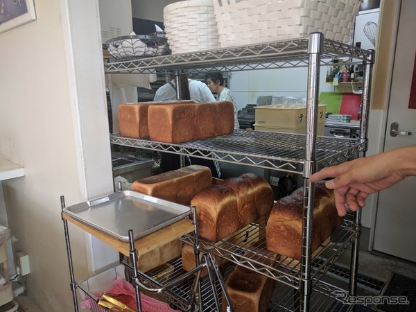 続々焼きあがる食パン。取材中も近所の方が買い求めていた。クルマの縁で広がり、京都に育まれたパンの味（テクノパンを訪ねる）