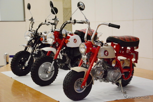 1967年に発売された初代モデル『Z50M』（右）と50周年記念モデル