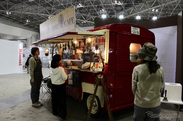 カフェの移動販売車としてオシャレに仕立てられていた。