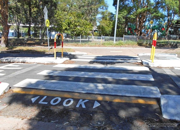 横断する歩行者に、左右を注意するよう呼びかける「LOOK」の文字。