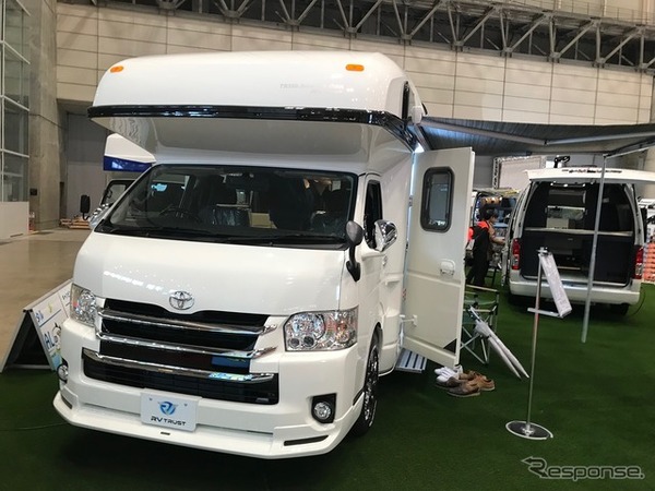 スタイリッシュさも大切!! ハイエースベースのキャブコンバージョンモデル、RVトラストの「BoleroV-max」は福利厚生に導入する企業もあるのだそうだ。