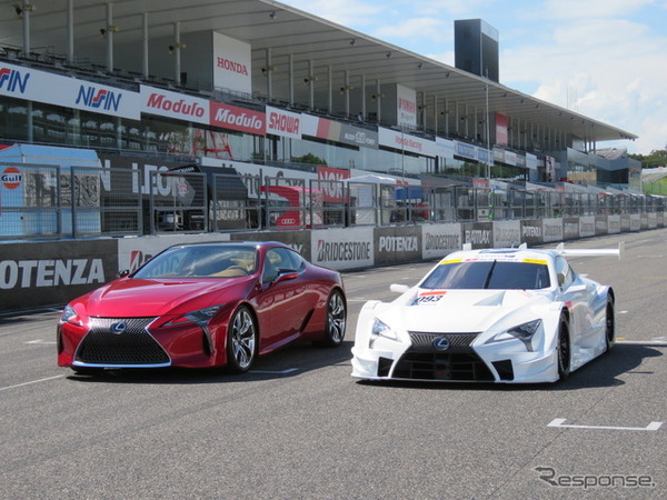 鈴鹿サーキットで公開されたレクサスの来季GT500クラス参戦車『LC500』（左は来年春頃発売予定の市販モデル。