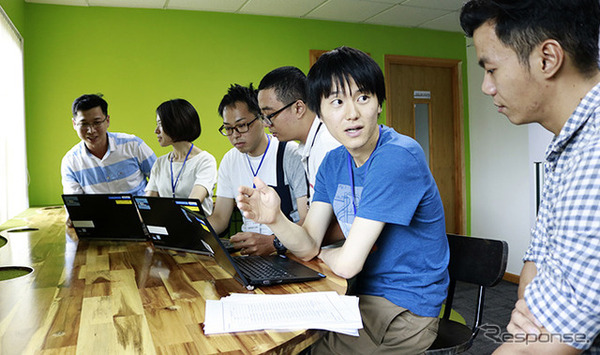 ベトナム法人で現地従業員とプロジェクトに取り組む学生