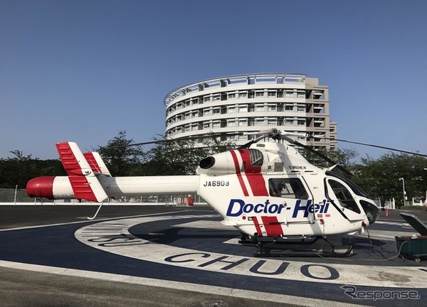 君津中央病院のヘリポートで待機する君津ドクターヘリ。千葉県は、日本医科大学千葉北総病院の北総ドクターヘリとの二機体制。