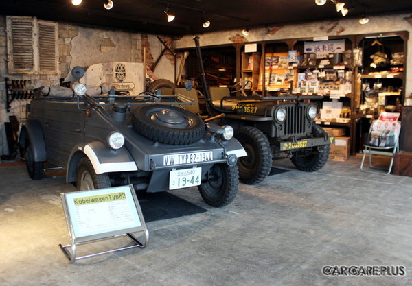 プライベートミュージアム「社長の小部屋」の展示車両（手前はドイツ軍「キューベルワーゲン」／右奥は米軍「ウィリスMBジープ」）