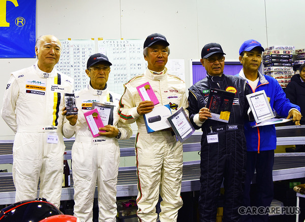 個人成績トップ３の選手と主催者の田村氏とドライバー代表の鮒子田寛選手
