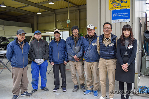 池田代表（右から2番目）とスタッフ。全員に修理作業に対する高い意識が共有・徹底されている
