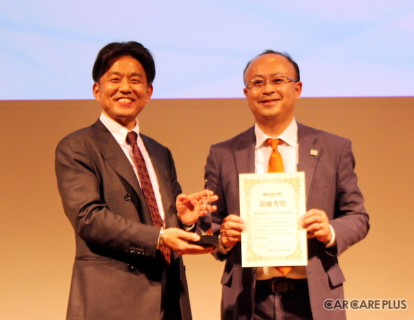 「カーサービス山形」小川大輔代表取締役社長が、第3回「店舗イベントGP」の最優秀賞を手にした