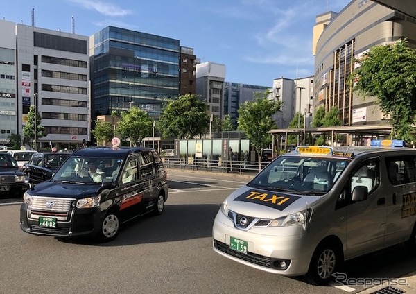 都内で多く見かけるようになったトヨタのジャパンタクシー（左）と、日産のNVタクシー