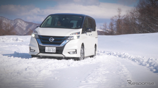 積雪した日本の道路で冬用タイヤ規制にもスタッドレスタイヤと同じようにチェーン装着なしで通行することが可能だ