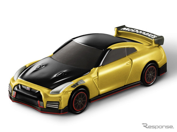 先行公開されたひみつのおもちゃ、日産GT-R NISMO 2022年型ゴールド仕様。リアウイングにマクドナルドのロゴが入る。ホイールに施された赤色のアクセントカラーにも注目。