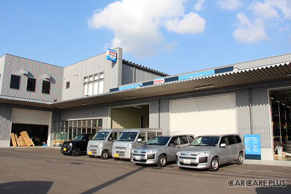 福岡県の地域部品商ランテル、サービス部門では整備工場のサポートとしてエーミングやフィルム施工を行う