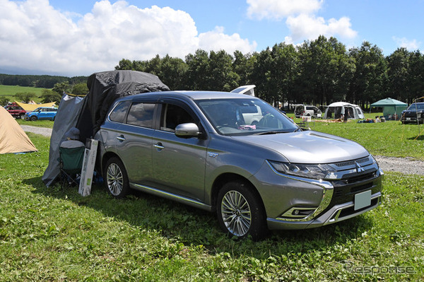 家電を満載して参加したご夫婦のアウトランダーPHEV（写真の一部を加工）