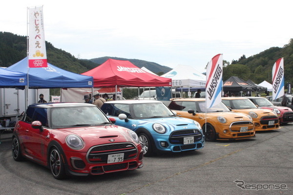 会場にズラリと並んだMINI