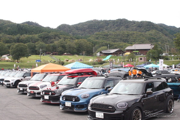 会場にズラリと並んだMINI