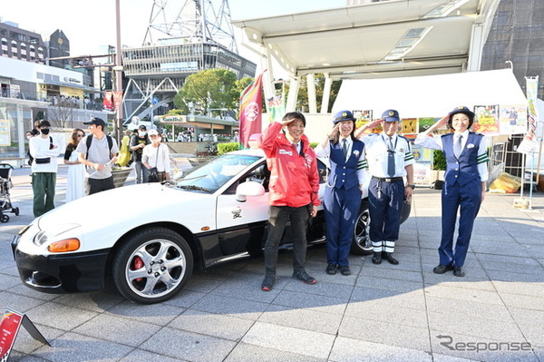 三菱「GTO」をベースとしたパトカーと愛知県警の警察官ら