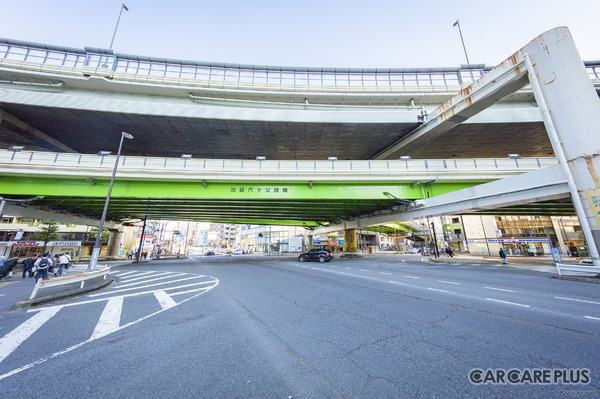 《写真提供 フォトック》池袋六ツ又交差点（東京都豊島区）