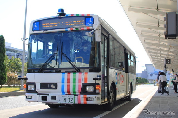 中部国際空港に停留する埼玉工業大学の自動運転バス（日野レインボーIIベース）