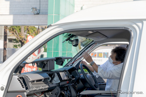 ピラーを通して運転席まで配線を持ってくる。