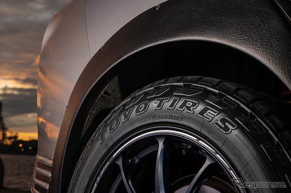 タイヤはロゴの立体感が強いのでブラックでもインパクトは抜群