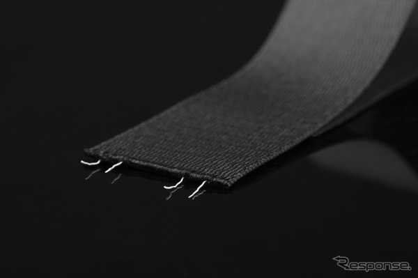 編み込まれたワイヤーを介して体の前面を暖める接触型ヒーター