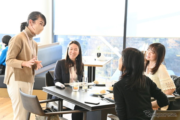 藤島知子氏と談笑する参加者