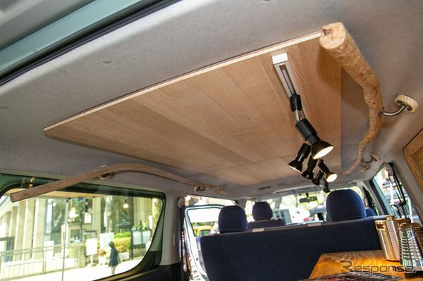 木製インテリアとデニムのシートカバーの調和が美しい『ハイエース』カスタム…アウトドアデイジャパン東京2023