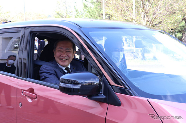 小田原市の守屋市長が日産サクラに試乗