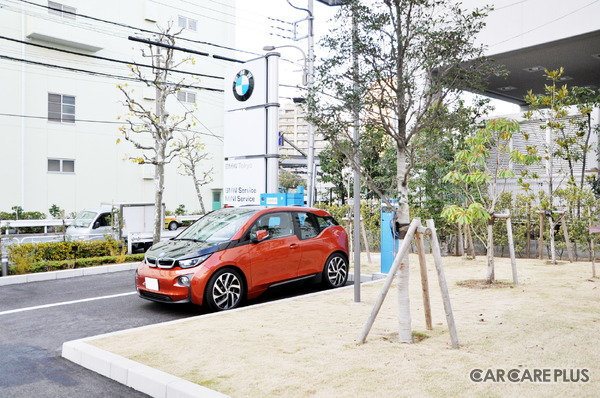 入口駐車場に備えられた急速充電器