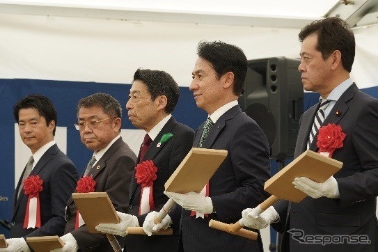 向かって左から3番目：福岡県の服部知事、4番目：北九州市の武内市長