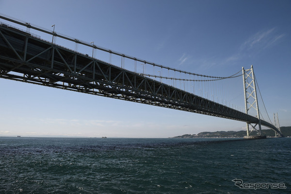 明石海峡大橋。神戸市から淡路島方面を望む