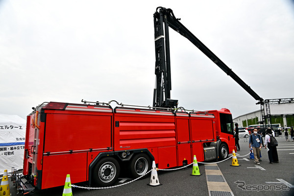 ローゼンバウアー・エコニック屈折放水塔車（テイセン扱い、東京国際消防防災展2023）