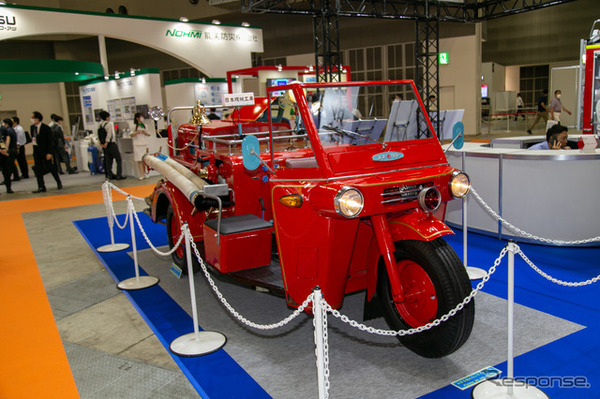 働くクルマの先輩たち！ 100年以上も昔のクラシックな消防車がズラリ…東京国際消防防災展2023