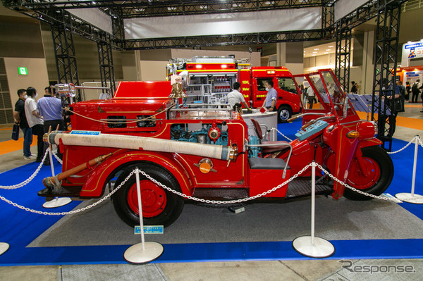 働くクルマの先輩たち！ 100年以上も昔のクラシックな消防車がズラリ…東京国際消防防災展2023