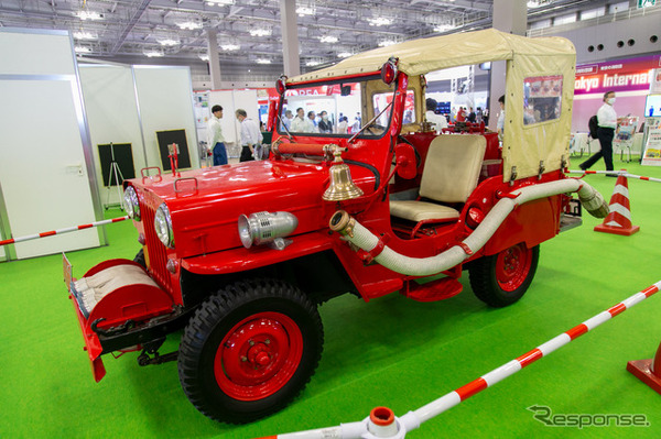 働くクルマの先輩たち！ 100年以上も昔のクラシックな消防車がズラリ…東京国際消防防災展2023