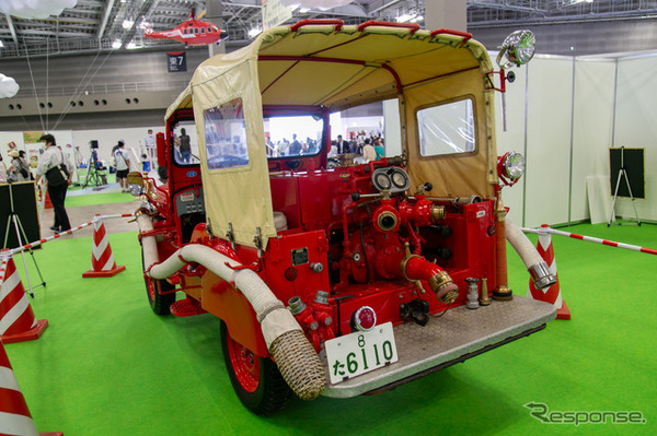 働くクルマの先輩たち！ 100年以上も昔のクラシックな消防車がズラリ…東京国際消防防災展2023