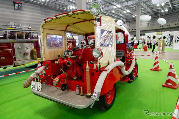 働くクルマの先輩たち！ 100年以上も昔のクラシックな消防車がズラリ…東京国際消防防災展2023