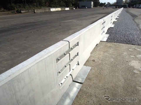 センターブロック：鉄筋コンクリート製の壁部材を、継ぎ手により縦断方向に連結して一体性を持たせ、鋼板を介して摩擦力により抵抗し、舗装面に設置する